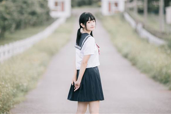 18岁少女露脸棉袜给大叔做足交